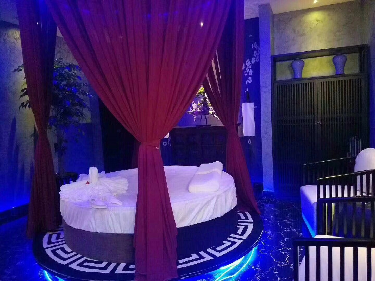 二七区会所特色服务惊爆眼球，昨晚同事体验乱人眼